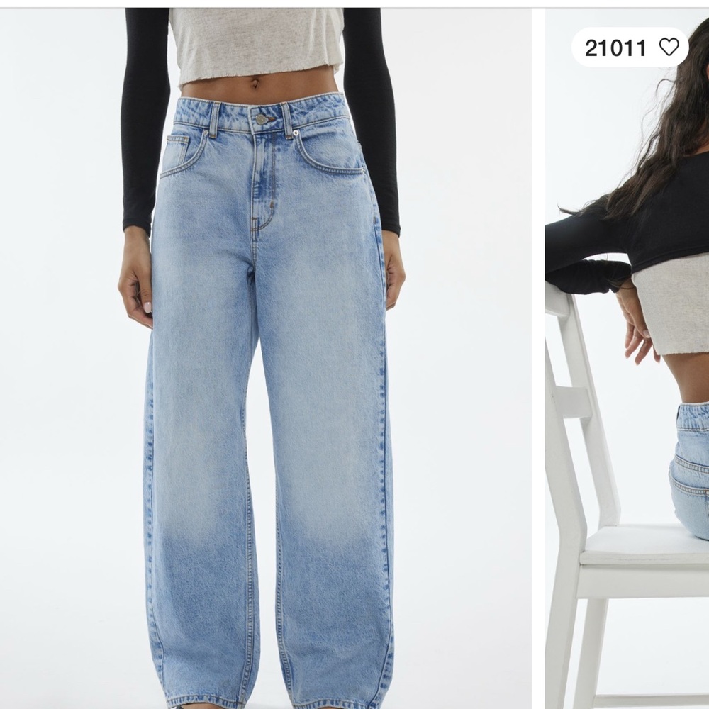 BDG urban outfitters dark blue ripped jeans, DIFFERENT COLOR THEN PICTURE ONLINE